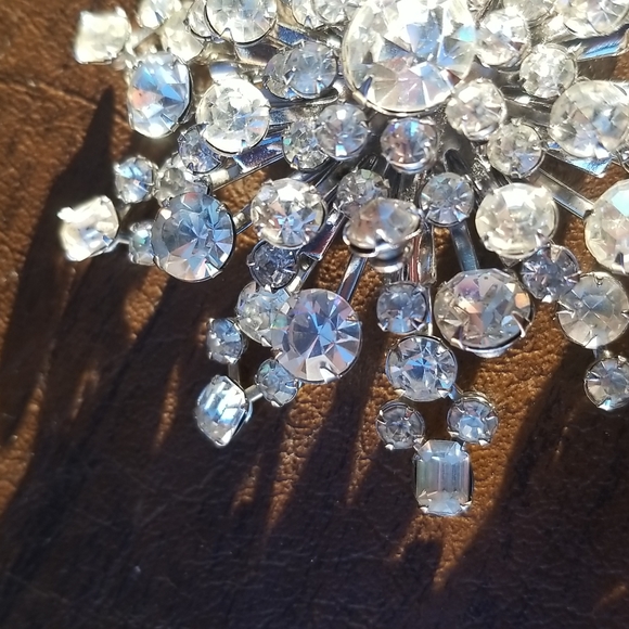 Vintage Large Domed Starburst Rhinestone Brooch with Rivet Back - Picture 7 of 8